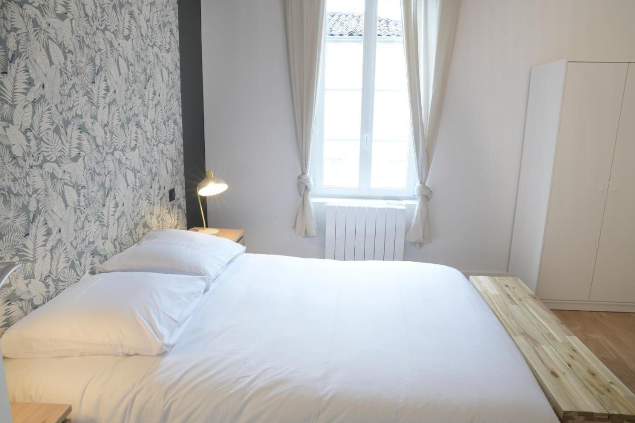 T3 de charme situé en hyper centre avec wifi, netflix, linge, draps, savons et serviettes fournis Cognac Camera foto