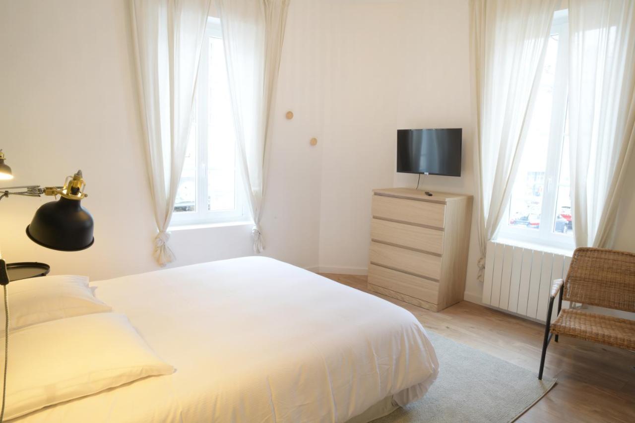 T3 de charme situé en hyper centre avec wifi, netflix, linge, draps, savons et serviettes fournis Cognac Camera foto