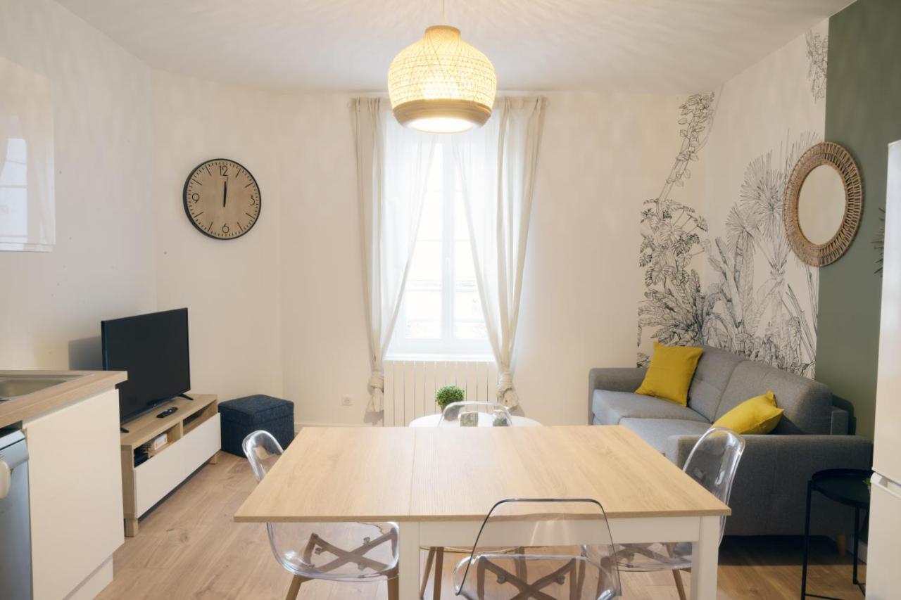 T3 de charme situé en hyper centre avec wifi, netflix, linge, draps, savons et serviettes fournis Cognac Camera foto